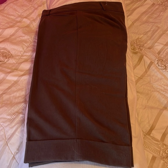 Dressy capri pants in a beautiful deep earthy green colour. - Picture 1 of 8